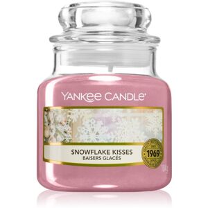 Yankee Candle Snowflake Kisses vonná svíčka 104 g