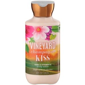 Bath & Body Works Vineyard Champagne Kiss tělové mléko pro ženy 236 ml